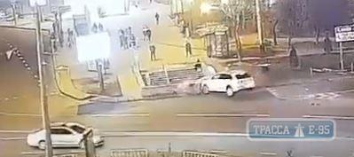 Автомобиль врезался в пешеходный переход в центре Одессы (видео)