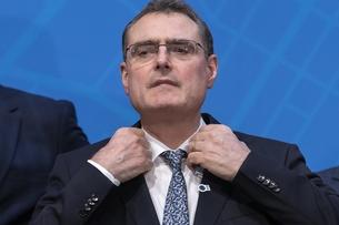 SNB-Präsident Thomas Jordan rückt sich die Kravatte zurecht.