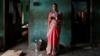 Полицейские в Индии застрелили подозреваемых в изнасиловании во время следственного эксперимента. Их встречают цветами