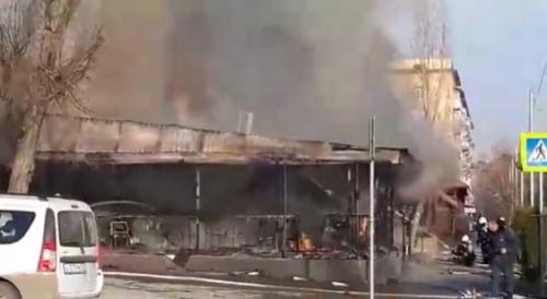 В центре Волгограда полностью сгорело кафе «Саперави»